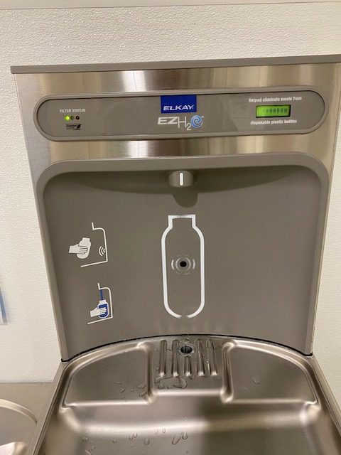 The green light on the bottle-filling water fountain means it has a clean filter.